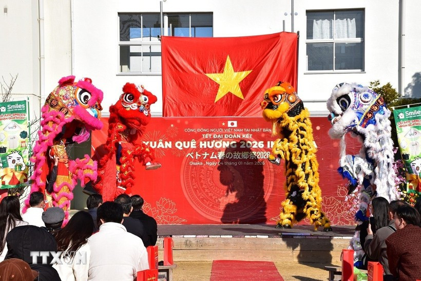 A Vietnamese lion dance troupe from Nagoya performs at the opening of the Homeland Spring Festival 2026 in Osaka, Japan. (Photo: VNA)