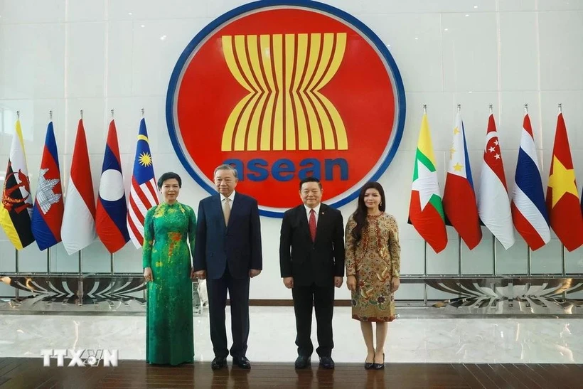 Party General Secretary To Lam and his spouse meet with ASEAN Secretary-General Kao Kim Hourn and his spouse in Indonesia. (Photo: VNA)