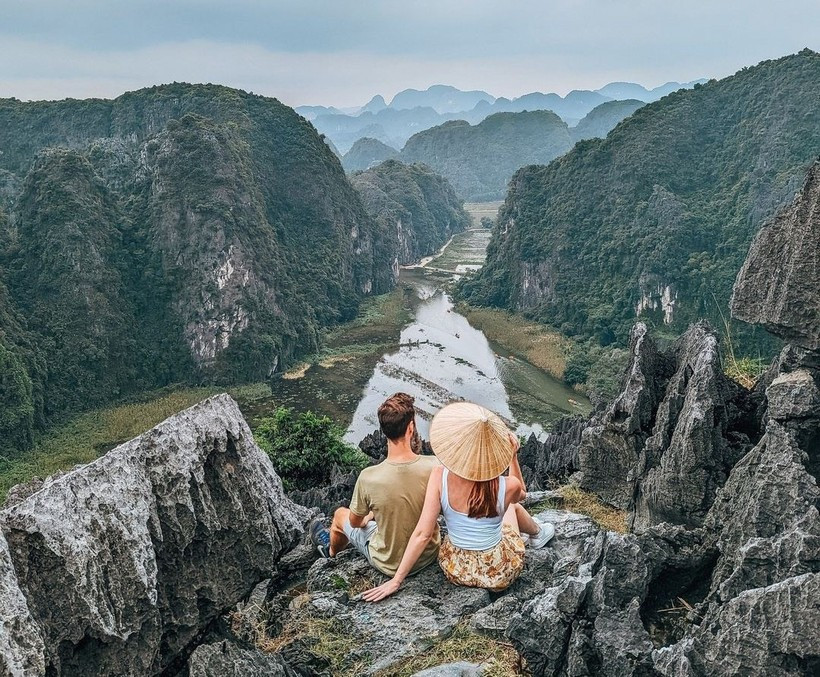 Foreign tourists at the peak of Mua cave in Ninh Binh province. (Photo published by VNA)