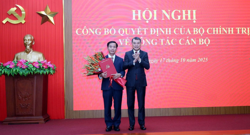Politburo member, Secretary of the Party Central Committee, and head of its Organisation Commission Le Minh Hung (R) presents flowers to congratulate Nguyen Van Phuong. (Photo: VNA) 