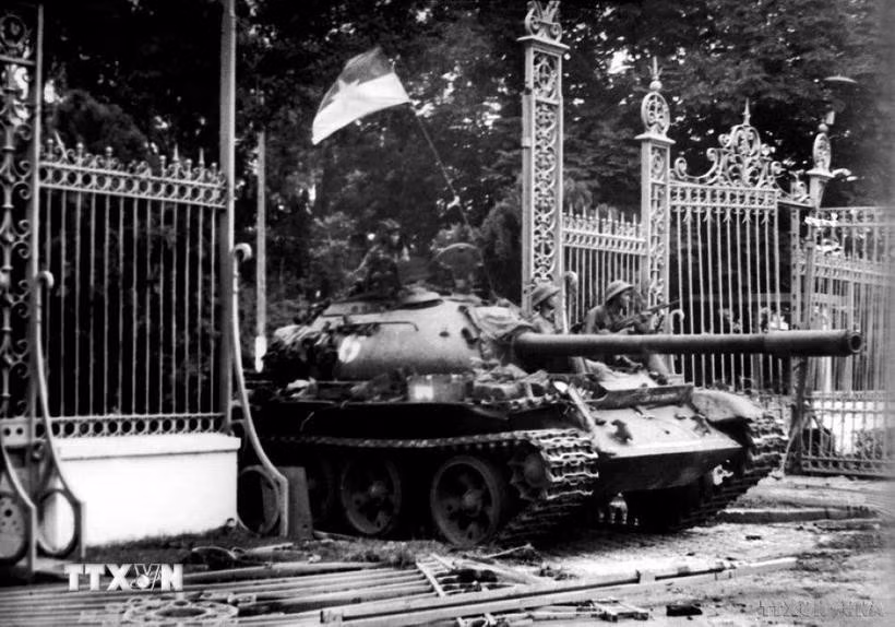 At 11:30 AM on April 30, 1975, Liberation Army tanks crashed through the iron gates and seized the Presidential Palace of the Saigon regime, triumphantly ending the Vietnamese people's 30-year-long resistance war against foreign invaders. (Photo: VNA)