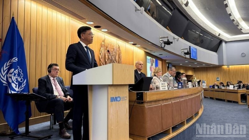 At the 34th IMO Assembly, Deputy Minister of Construction Nguyen Xuan Sang delivers an important address, reaffirming Vietnam’s strong commitment to safety, environmental protection, and promoting sustainable maritime development. (Photo: nhandan.com) 