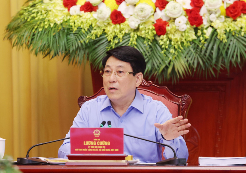 State President Luong Cuong chairs a meeting with the Quang Ninh provincial Party Committee to review the implementation of the Resolution of the 13th Party Central Committee's 11th meeting and the ongoing preparations in terms of documents and personnel arrangements for the upcoming provincial Party Congress. (Photo: VNA)