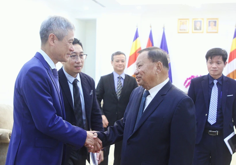 Samdech Say Chhum, Vice President of the Cambodian People's Party (CPP) and Standing Head of the CPP Permanent Committee (R), welcomes Vietnamese Ambassador Nguyen Minh Vu on March 18. (Photo: VNA)