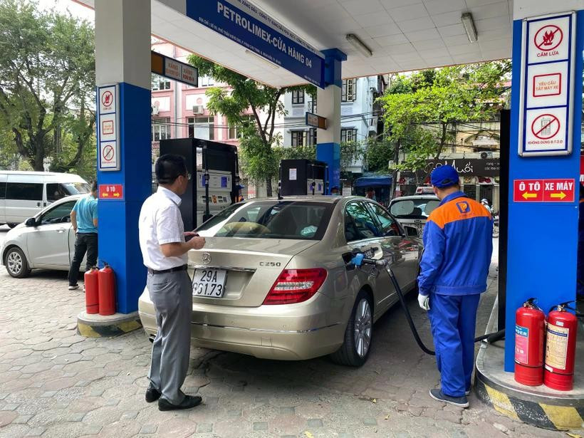 At a Petrolimex fuel station in Hanoi. (Photo: VNA)