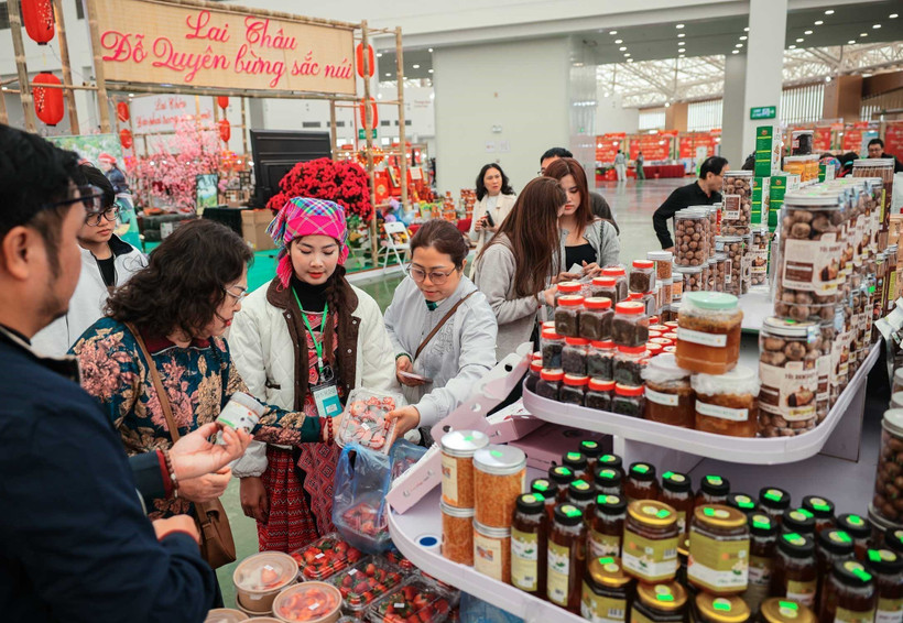 People shop at the first Glorious Spring Fair at midday on February 10, 2026. (Photo: VNA)