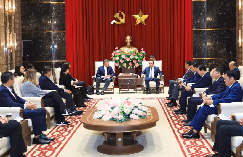 Secretary of the Hanoi Party Committee Tran Duc Thang (L) meets with Central Retail Vietnam CEO Olivier Bernard R. Langlet on July 30. (Photo: hanoimoi.vn)