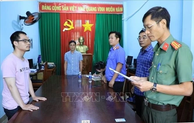 The Dong Nai Police Department’s Security Investigation Agency executes an arrest warrant for Quach Gia Khang. (Photo published by VNA)