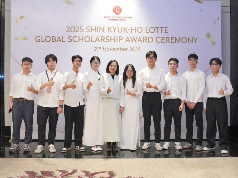 Students awarded the 2025 Lotte Scholarships. (Photo: giaoducthoidai.vn)