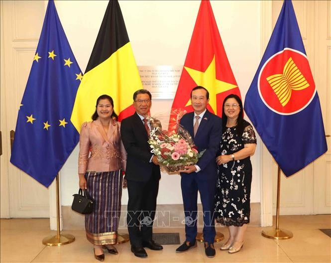 Lao Ambassador to Belgium Kingphokeo Phommahaxay (left) presents congratulation flowers to Vietnamese Ambassador Nguyen Van Thao on August 26. (Photo: VNA)