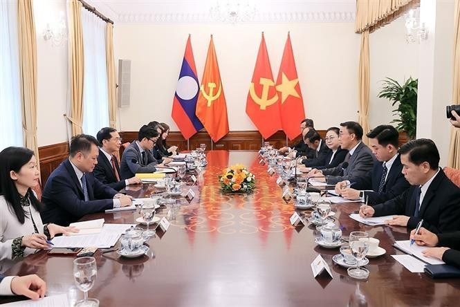 The talks between Deputy Prime Minister and Minister of Foreign Affairs Bui Thanh Son and Acting Head of the External Relations Commission of the Lao People's Revolutionary Party (LPRP) Central Committee Bounleua Phandanouvong on June 2, 2025. (Photo: VNA)