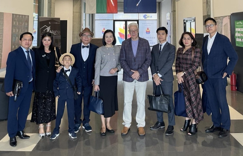 Vietnamese Ambassador to Bulgaria Nguyen Thi Minh Nguyet (fifth from left) and members of the embassy during a visit and working session at the Trakia Economic Zone. (Photo published by VNA) 