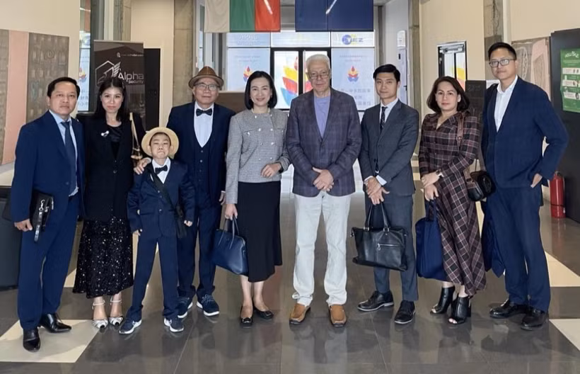 Vietnamese Ambassador to Bulgaria Nguyen Thi Minh Nguyet (fifth from left) and members of the embassy during a visit and working session at the Trakia Economic Zone. (Photo published by VNA) 