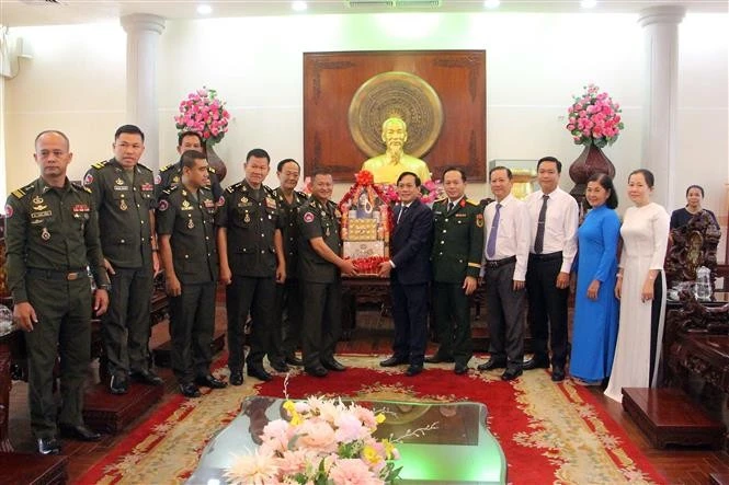 The Cambodian Armed Forces delegation presents Tet gifts to Can Tho city. (Photo: VNA)