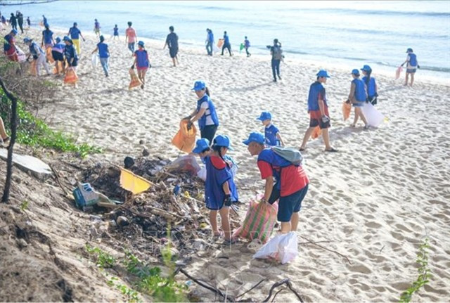Many activities such as cleaning up beaches will be launched in response of the World Ocean Day on June 8. (Photo: VNA)