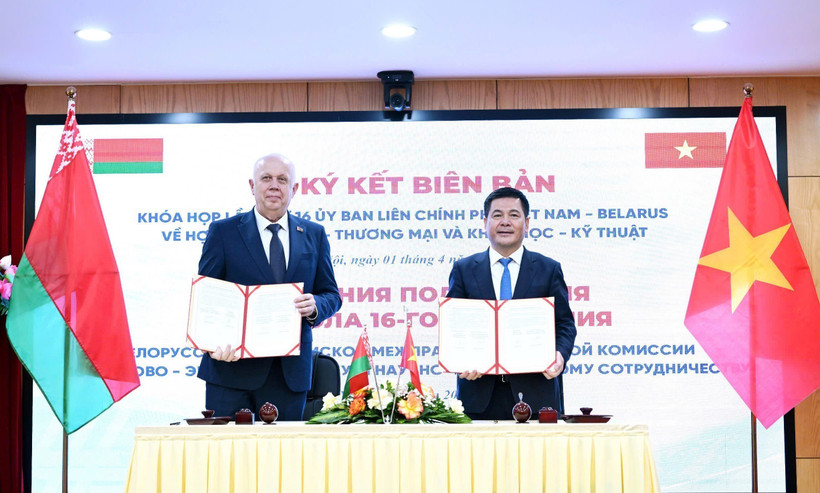 Minister of Industry and Trade Nguyen Hong Dien and Deputy Prime Minister of the Republic of Belarus Anatoly Sivak sign the meeting minutes. (Photo: VNA)