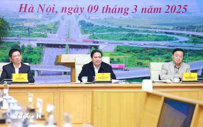 Prime Minister Pham Minh Chinh chairs the 16th session of the State steering committee for national key transport projects. (Photo: VNA)