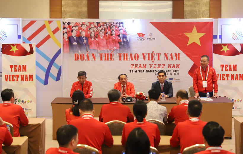 Minister of Culture, Sports and Tourism and President of the Vietnam Olympic Committee Nguyen Van Hung cheers on the Vietnamese sports delegation competing at the 33rd SEA Games, taking place in Thailand from December 9 to 20. (Photo: VNA)