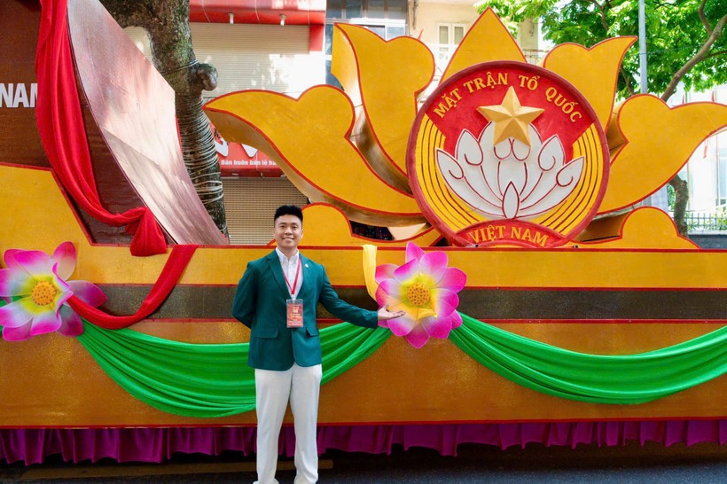 Nguyen Duy Anh, Chairman of the Vietnamese Association in Japan’s Fukuoka prefecture, proudly takes part in the parade marking the 80th anniversary of Vietnam’s National Day. (Photo: VietnamPlus)