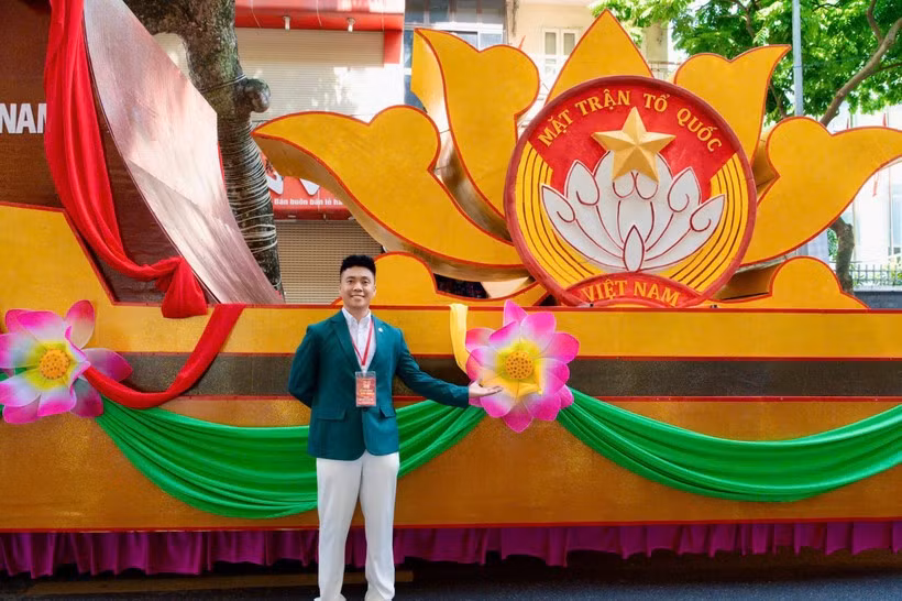 Nguyen Duy Anh, Chairman of the Vietnamese Association in Japan’s Fukuoka prefecture, proudly takes part in the parade marking the 80th anniversary of Vietnam’s National Day. (Photo: VietnamPlus)