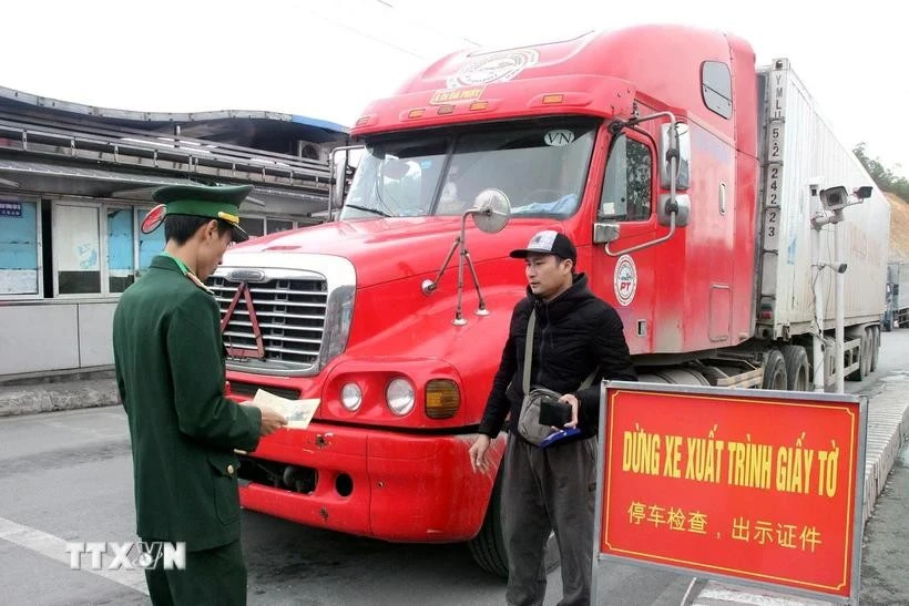 Authorities inspect the procedures of vehicle operators transporting goods at the Huu Nghi International Border Gate (Lang Son province). (Photo: VNA)