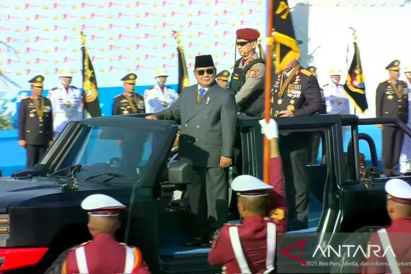 President Prabowo Subianto, accompanied by Police Chief General Listyo Sigit Prabowo, inspects the troop during the Indonesian Police's anniversary ceremony in the National Monument Square in Jakarta on July 1, 2025. (Photo: Antara)