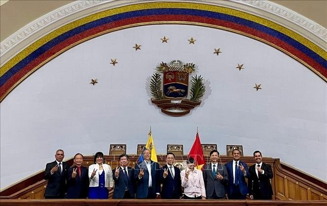 The VUFO delegation poses for a commemorative photo with the Venezuela–Vietnam Parliamentary Friendship Group. (Photo published by VNA)