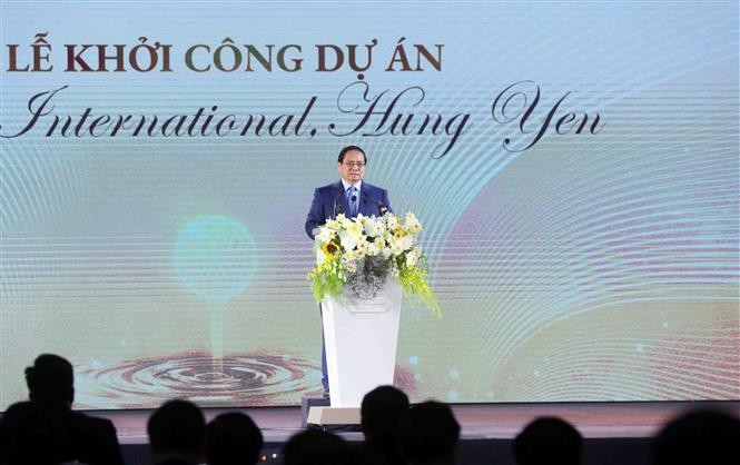 Prime Minister Pham Minh Chinh delivers remarks at the groundbreaking ceremony of the Khoai Chau Urban Complex, Ecotourism, and Golf Course project. (Photo: VNA)