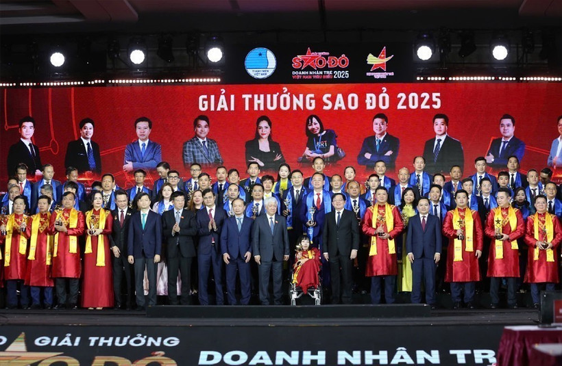 Officials and the entrepreneurs honoured with the Red Star Awards 2025. (Photo: VNA)