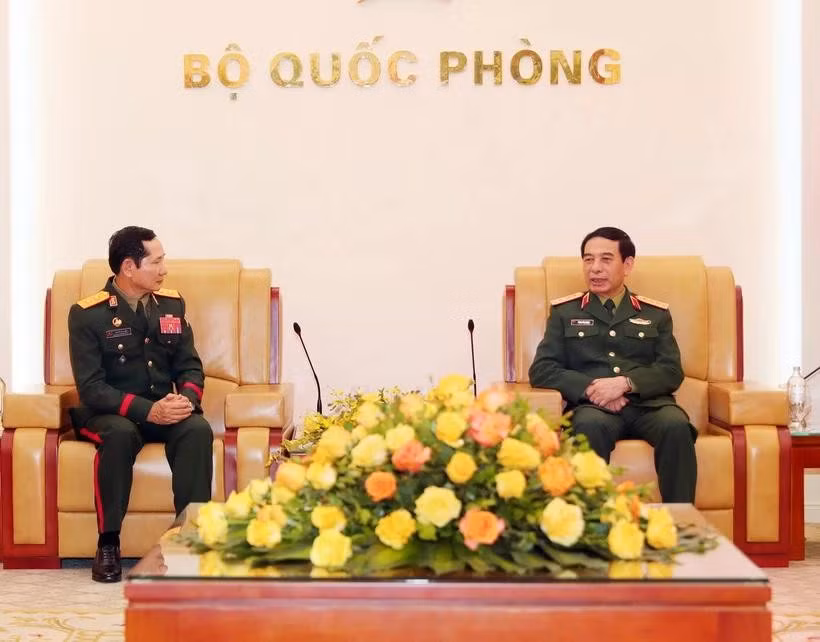 Minister of National Defence General Phan Van Giang receives Lieutenant General Saichay Kommasith, Deputy Minister of National Defence and Chief of the General Staff of the Lao People's Army on March 5. (Photo: VNA)