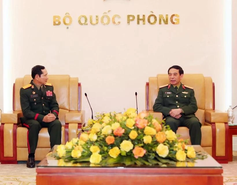 Minister of National Defence General Phan Van Giang receives Lieutenant General Saichay Kommasith, Deputy Minister of National Defence and Chief of the General Staff of the Lao People's Army on March 5. (Photo: VNA)