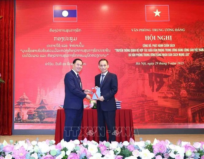 Le Hoai Trung, Secretary of the CPV Central Committee and Chief of the Committee's Office and Thongsalith Mangnomek, Secretary of the LPRP Central Committee and Chief of the LPRP Central Office. (Photo: VNA)