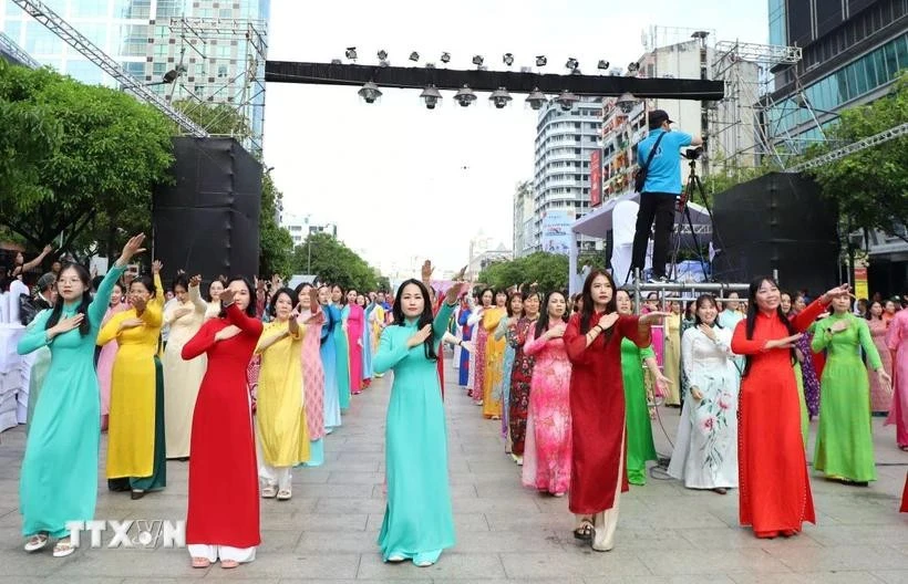 Up to 3,000 women join ao dai mass performance on Nguyen Hue pedestrian street. (Photo: VNA)