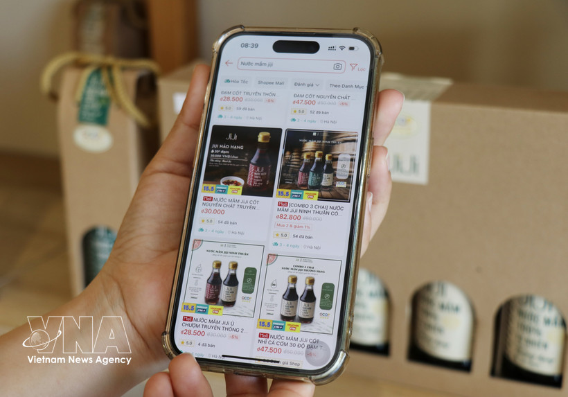 A quick report from data analytics platform Metric shows the number of active sellers across Shopee, TikTok Shop, Lazada and Tiki has dropped to just over 602,000, marking a year-on-year decline of more than 7%. (Illustrative photo: VNA)