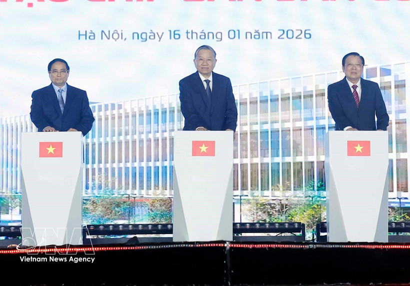 Party General Secretary To Lam (centre), Prime Minister Pham Minh Chinh (left), and Chairman of the Party Central Committee’s Commission for Internal Affairs Phan Dinh Trac mark the start of work on a high-tech semiconductor manufacturing plant in Hanoi on January 16, 2026. (Photo: VNA) 