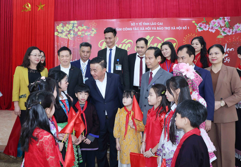 Politburo member and standing member of the Party Central Committee’s Secretariat Tran Cam Tu extends his regards to children currently receiving care at Social Protection Centre No. 1 in Lao Cai province. (Photo: VNA)
