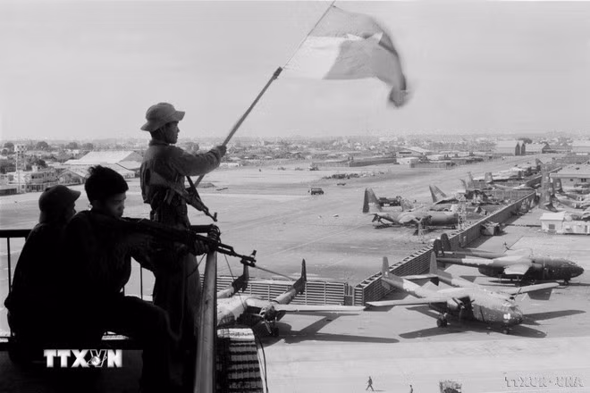The liberation flag flies on the Tan Son Nhat airport. (Photo: VNA)