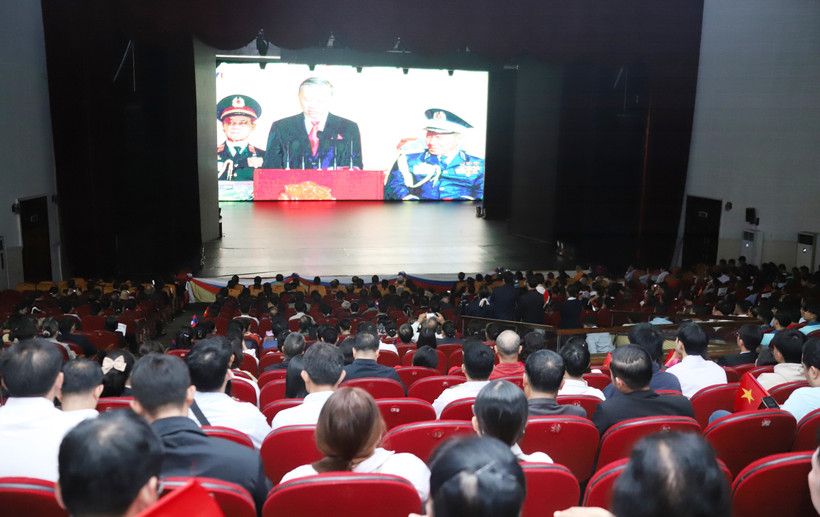 Local residents and the Vietnamese community in Vientiane watch the live broadcast of Vietnam’s 80th National Day parade. (Photo: VNA)