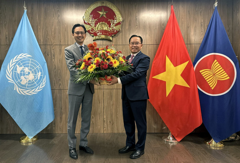 Lao Ambassador to the UN Thongphane Savanphet (right) congratulates Vietnamese Ambassador Do Hung Viet and the Vietnamese Mission on Vietnam's National Day. (Photo: VNA)