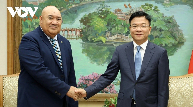 Deputy Prime Minister Le Thanh Long (right) hosts a reception for Dr. Saia Ma’u Piukala, Director of the World Health Organisation (WHO) Western Pacific Region, on August 25, 2025. (Photo: VOV)
