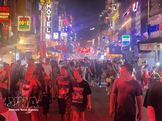 Despite its lively atmosphere, Bui Vien Walking Street has yet to fully establish itself as a major attraction for night-time visitors. (Photo: VNA)