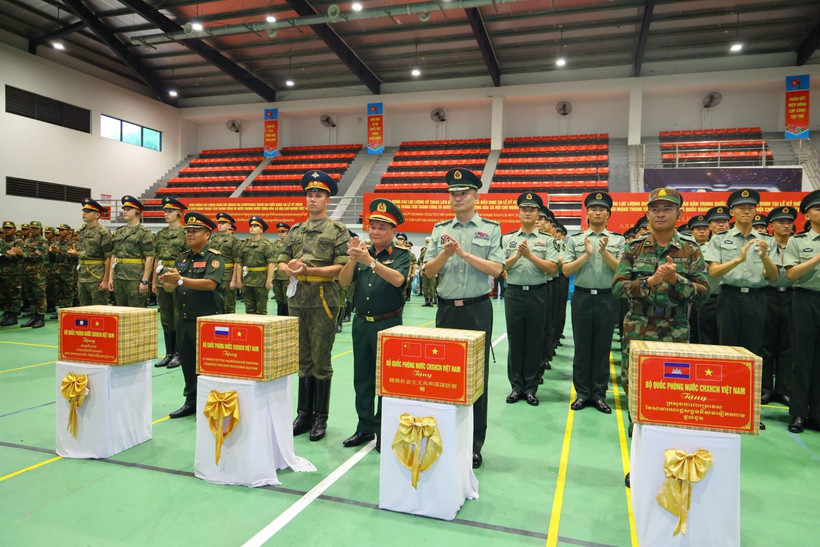 Deputy Minister of National Defence Sen. Lt. Gen. Hoang Xuan Chien (front, centre) presents gifts to military personnel from the four foreign militaries participating in the coming parade. (Photo: VNA)