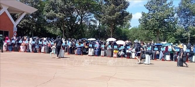Cambodian authorities hand over 353 citizens, identified by Cambodia as illegal residents, to the Border Guard Station at Xa Mat International Border Gate in the southern province of Tay Ninh. (Photo: VNA)