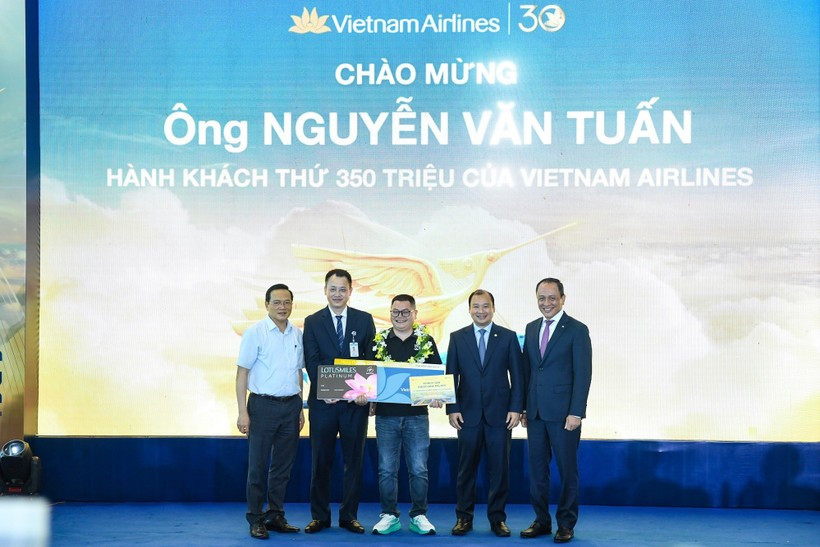 Passenger Nguyen Van Tuan is the lucky 350 millionth traveller, flying on Vietnam Airlines flight VN1541 from Hanoi to Hue. (Photo: VNA)