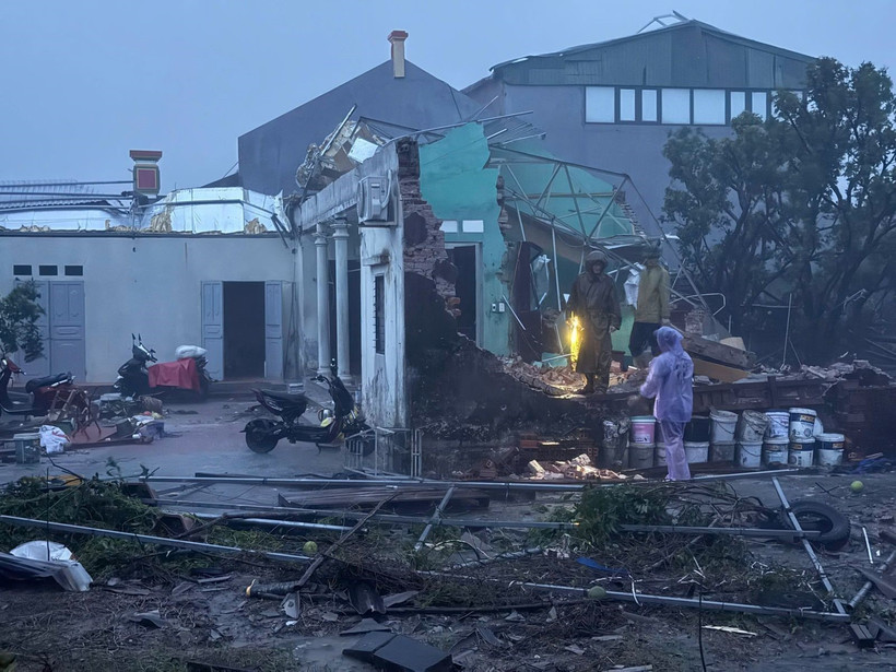 The roof of a house in Thanh Hoa province is blown down by strong winds, trapping four family members inside. (Photo: VNA)