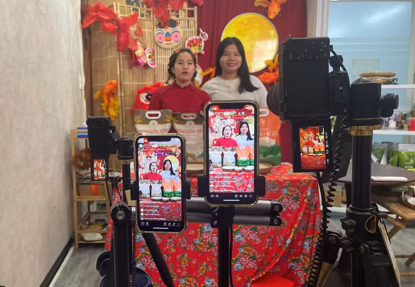 By leveraging online business, enterprises can cut marketing costs and optimise product prices for consumers. (Photo: VNA)