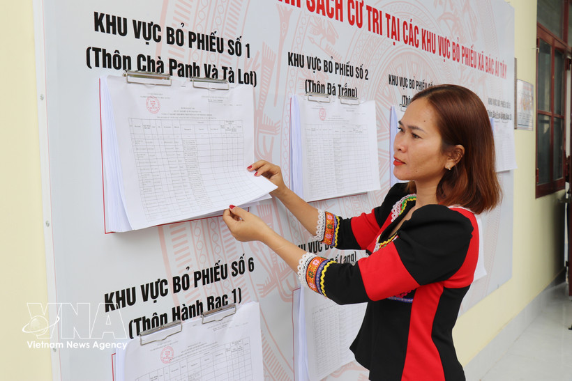 A Raglai resident in Bac Ai Tay commune, Khanh Hoa province, reviews the publicised voter list at the commune People’s Committee headquarters. (Photo: VNA)