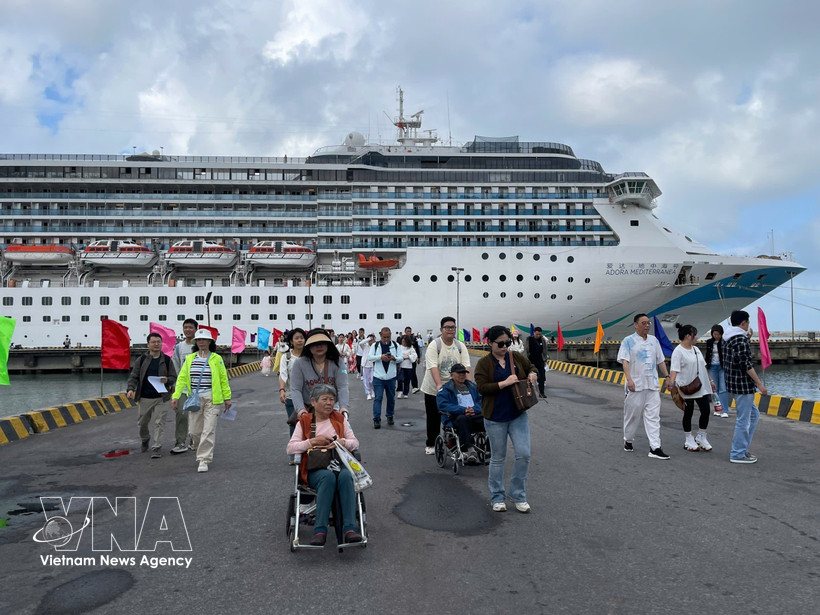 The international cruise ship Adora Mediterranea arrives at Chan May Port, carrying 2,613 passengers and 732 crew members from Guangzhou, China, to Hue city. (Photo: VNA)