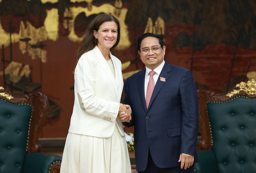 Prime Minister Pham Minh Chinh meets with María Victoria “Marí” Zíngoni, Chief Executive Officer for Power at US-based GE Vernova, in Hanoi on September 30. (Photo: VNA)