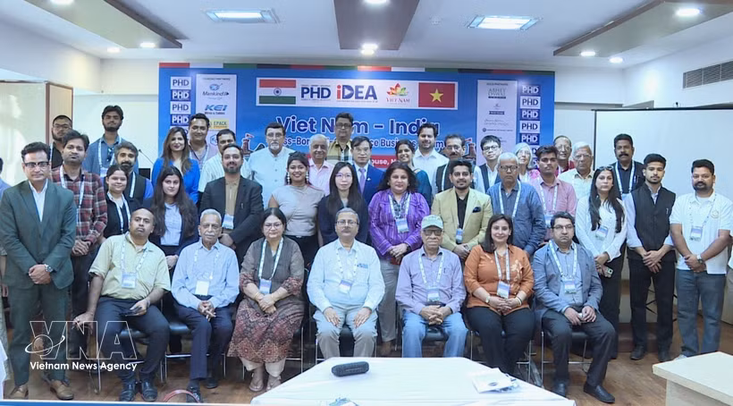 Organisers and speakers at the “Vietnam–India Cross-border E-commerce” forum pose for a group photo. (Photo: VNA)